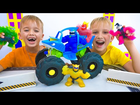 Vlad e Niki brincam com heróis dos brinquedos Goo Jit Zu