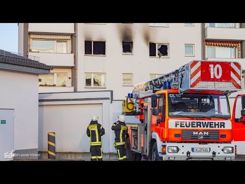 FEUER 2Y - Feuerwehr rettet vier Bewohner bei Wohnungsbrand in Köln-Vingst | 11.02.2021