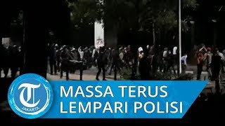 Lempari Barikade Polisi, Massa Tak Lagi Didominasi Pelajar