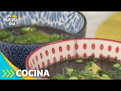 Receta de sopa de frijoles negros para disfrutar en familia | Un Nuevo Día | Telemundo