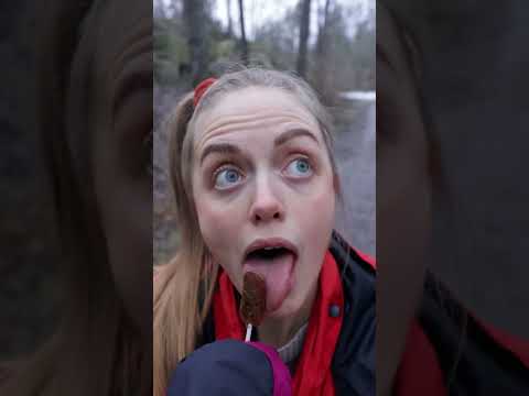 Små barn har en tedens av att vilja slicka på allt de kommer åt.. 😏 #shorts #sketch #barn #familj