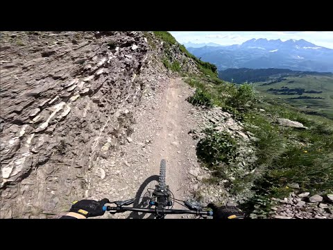 Taking the chairlift from France to Switzerland and riding the Grand-Conche (red)