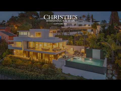 Refined contemporary villa with panoramic sea views in El Rosario, Marbella East