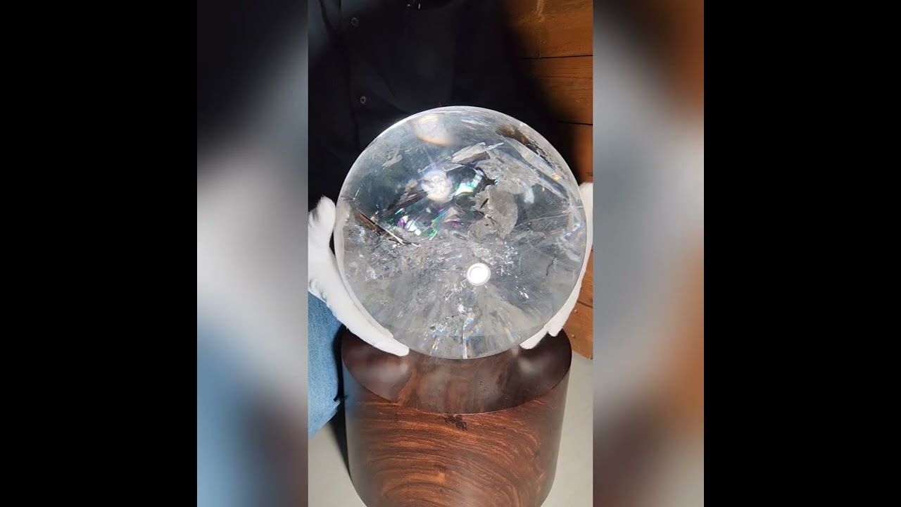 [希少サイズ！超大玉241mm]ブラジル産レインボー水晶玉/アイリスクォーツスフィア/エンジェルラダー入り（木製丸玉台座＆大判水晶座布団付属）★現物動画あり-slide-youtube