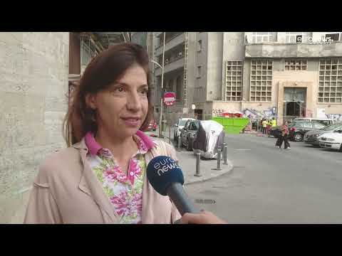 Nor de praf în București. Mai mulți locatari, afectați de demolarea unui fost sediu al Poliției