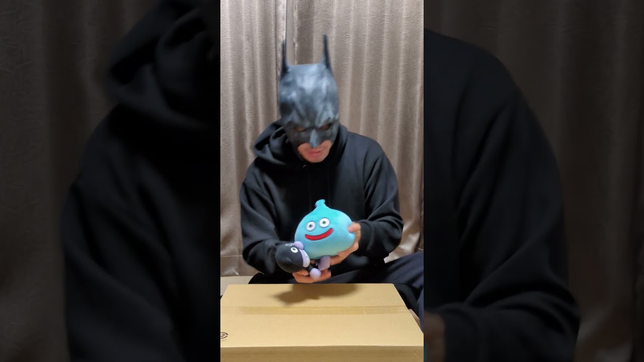 Batman plays with Baikinman and a Dragon Quest slime plush toy　#Batman #toy #play #アンパンマン