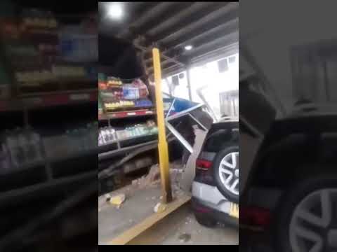 Camión sin frenos causa fuerte accidente en el peaje de Tuta