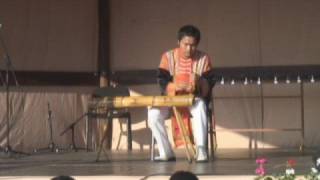 Vietnamese artist plays Hungarian folksong on a monochord