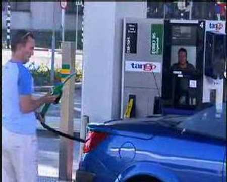 movie: Klanten Afleiden Van De Benzineprijs