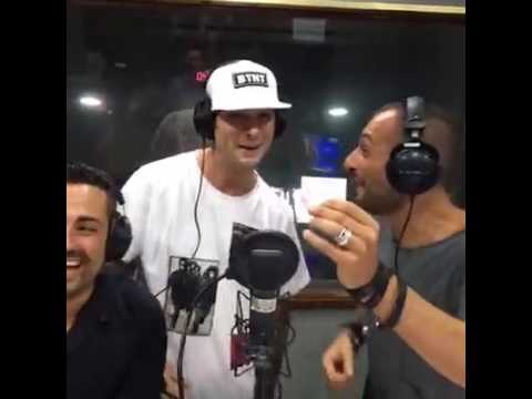 Clementino rappa su Salvini, Brangelina e Gigi&Ciro su Radio Kiss Kiss!