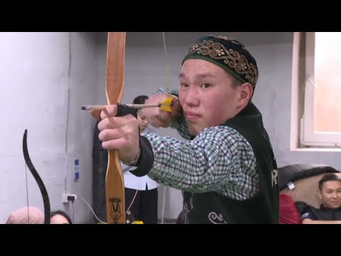 Жағажайдағы жалаңаш есек Көпшілік мас аққұбаны есекке сиғызды