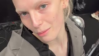 Paris Fashion Week: Alex Consani nous emmène dans les coulisses du défilé Mugler