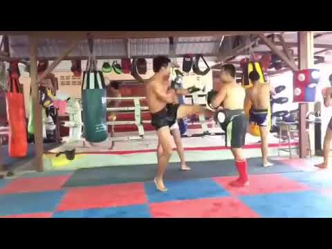 Petchpanomrung Kiatmookao crazy leg kicks