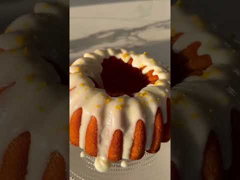 زیباترین و خوشمزه ترین کیک لیمویی🍋رنگ و بافت و طعم و نرمی کیک خیلی خوبه👌🏻