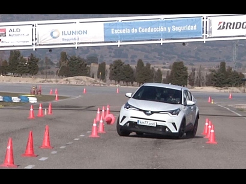 Toyota C-HR Hybrid 122 CV 2017 – Maniobra de esquiva (moose test) y eslalon | km77.com