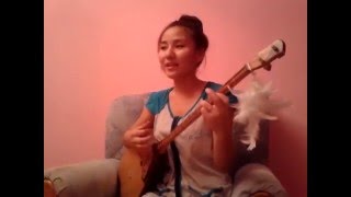 казашка поет. девушка поет казахскую песню. девушка поет казахскую песню. казах красиво поет. казашка с домброй.