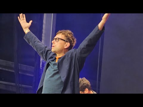 Videoclip de Out of Time (Live at Wembley Stadium) — Blur