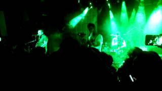 Lucybell - Tropezar Al Andar - La Batuta