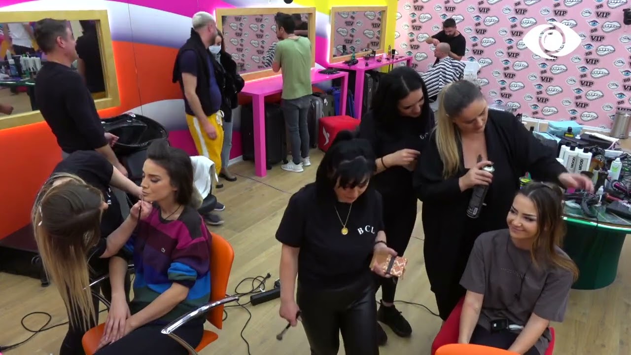 Kiara rregullohet për spektaklin e sotëm, Luizi qëndron pranë saj