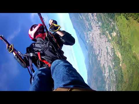 Vista del llano de ovejas en parapente.