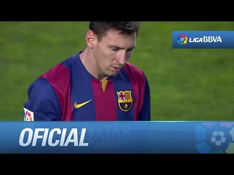 Lanzamiento de falta de Messi rozando el palo