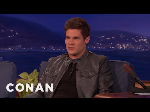 アダム・デバインがコナンとボーカル・ウォームアップを共有 - CONAN on TBS (Adam DeVine Shares His Vocal Warm-Ups With Conan - CONAN on TBS)
