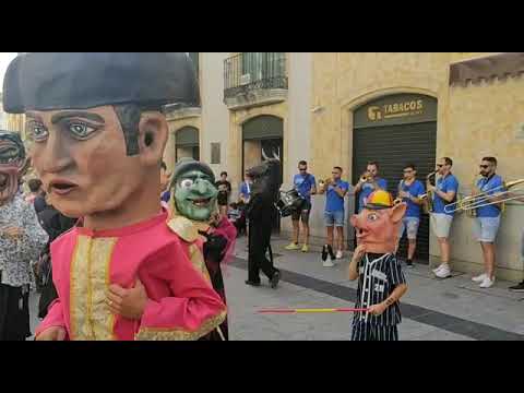 Los cabezudos y las charangas llenan de diversión y ritmo las calles