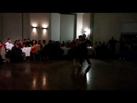 Vicky y Jose  bailan en Chiqué... la milonga MILONGA ROJA Junio 2017