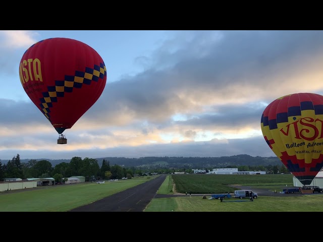 Soaring Above Oregon Wine Country : A Hot Air Balloon Ride