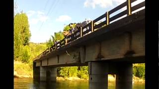 preview picture of video 'Tirada a la represa de guatape desde un puente'