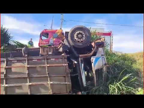 Caminhão  de Mercedes carregado com tijolos tomba  no bairro cataratas em Marechal Rondon