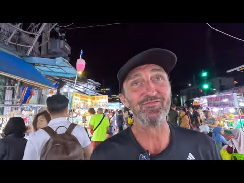 Mercado noturno da cidade de Phu Quoc, no Vietnã, praia, templos