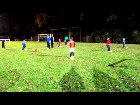 SVS F7 - Training : bal dribbelen tot pion dan schaar en verder naar pion (12 nov 2012)