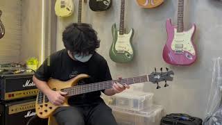 Video thumbnail for Vintage Tobias Killer B 5 Strings at #twinbemusic by theoldiesmusics