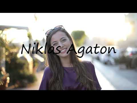 How to pronounce Niklas Agaton in English?