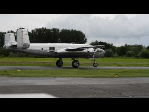 Flying Bulls beim Flugplatzfest 2016