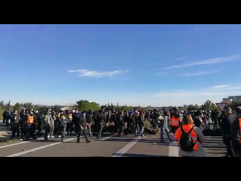 Els CDR tallen l'autopista AP-7 a l'Ampolla en els dos sentits de la marxa