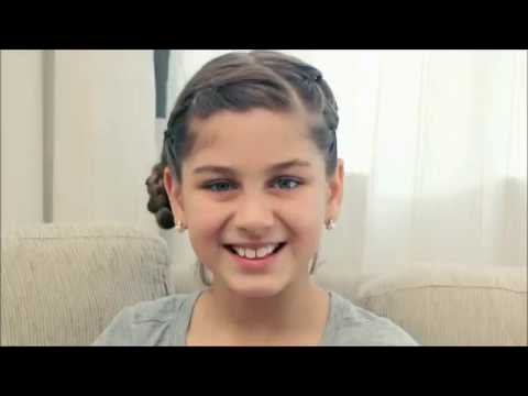 Milena mostrando seus tênis da Skechers