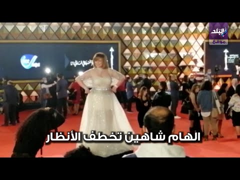 الهام شاهين تخطف الأنظار بإطلالة جذابة في ثالث أيام مهرجان القاهرة السينمائي