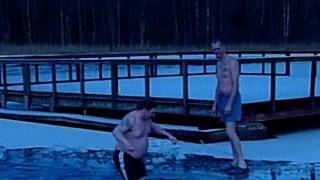 preview picture of video 'Tjörnarp, swedish guys jumping in to frozen lake -9!'