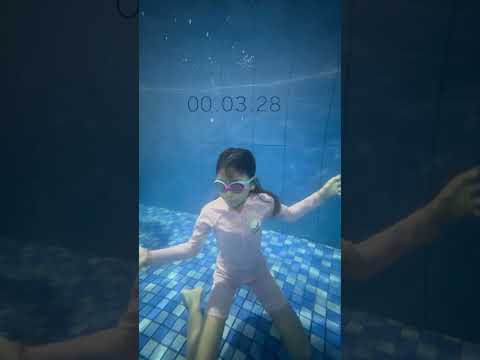 LEIKA HOLDS HER BREATH FOR SO LONG WHILE DIVING 😱 #leika #viral #shorts #trending #kids