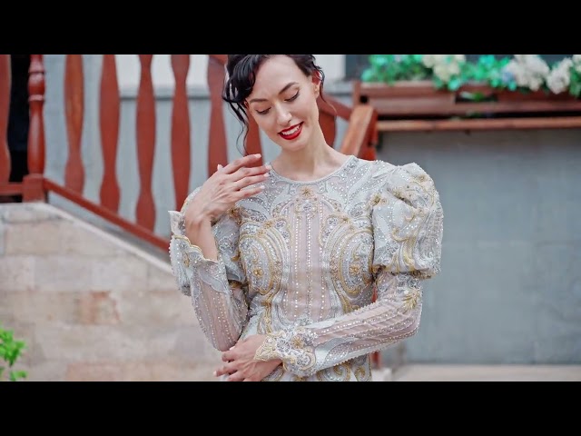 فستان كريب بأكمام طويله مع تطريز من الاكتاف  الصدر