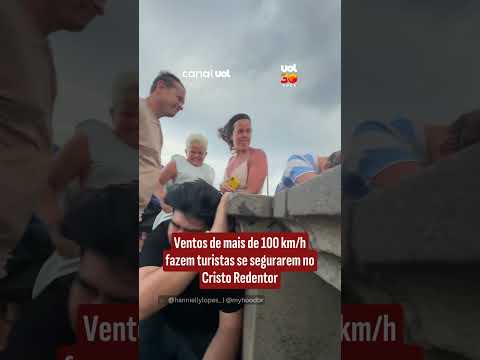 Ventos de mais de 100 km/h fazem turistas se segurarem no Cristo Redentor