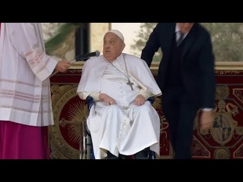 Papa Francesco a sorpresa in Piazza San Pietro: «Buona Domenica delle Palme»