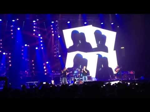 Luca Carboni e Tiziano Ferro live a Bologna 'Persone silenziose'