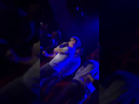 9 Miller golpe baixo ao vivo com a gang atrás