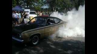 preview picture of video 'Plymouth Duster Burnout, driver and Co-driver with gas mask'