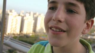 אבישי רוזן – תן לי סימן (הקליפ הרשמי) - התמונה מוצגת ישירות מתוך אתר האינטרנט יוטיוב. זכויות היוצרים בתמונה שייכות ליוצרה. קישור קרדיט למקור התוכן נמצא בתוך דף הסרטון