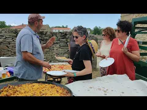 Los vecinos de Escuernavacas celebran el Santísimo con misa, procesión por las calles y una gran paellada