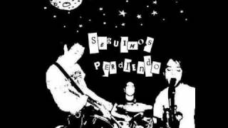 Kadr z teledysku Punk Rock, Cerveza y Mis Amigos tekst piosenki Seguimos Perdiendo